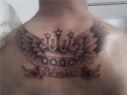 tatuaż skrzydła w koronie