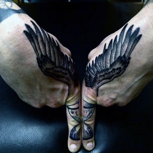 tatuaże skrzydła na dłoniach