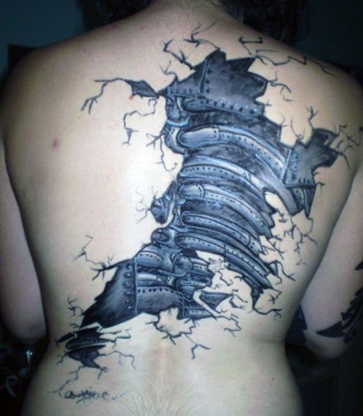 tatuaże biomechaniczne na plecach