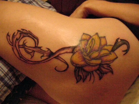 tatuaże damskie na udzie róża