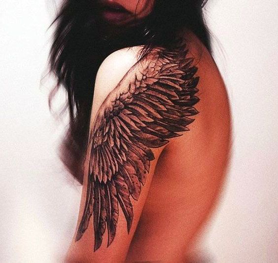 tatuaże damskie skrzydło na ramie