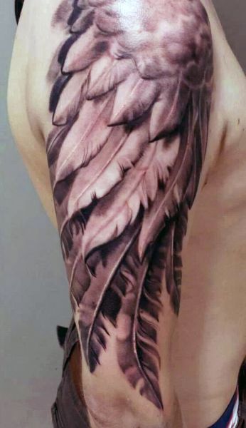 tatuaże skrzydła na ramie