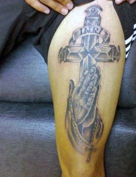 tatuaże religijne krzyż na udzie