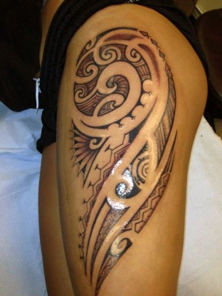 tatuaże damskie na udzie maori