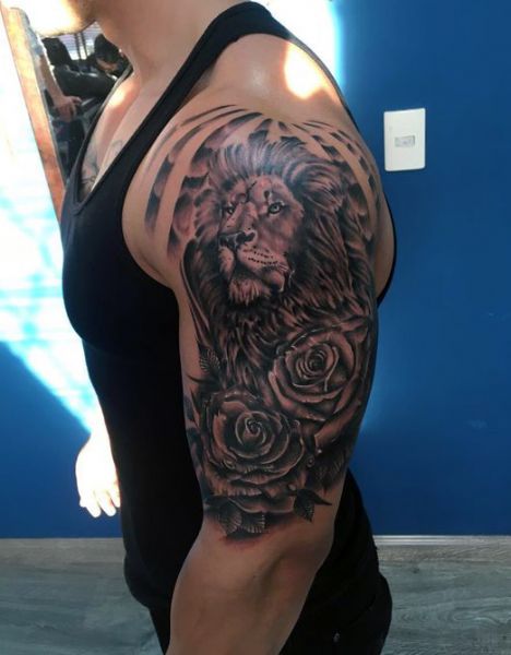 tatuaże męskie lew i róże