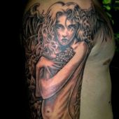 anioł na ramieniu tatuaż