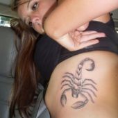 skorpion tatuaże na boku