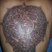 tatuaż aztecki kalendarz na plecach