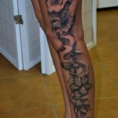 tatuaże na nodze kwiaty