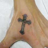 tatuaż krzyż na dłoni
