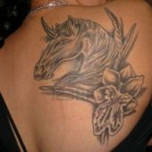 tatuaże na plecach jednorożec