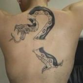 tatuaże na plecach wąż