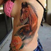 tatuaż piękny koń na boku