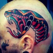 tatuaż wąż na głowie