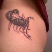 tatuaż skorpion 3d na boku