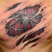 spiderman na piersi