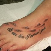 tatuaż napis na stopie