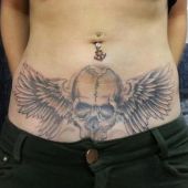 tatuaż na brzuchu czaszka i skrzydła