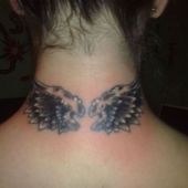 tatuaż skrzydła na szyi