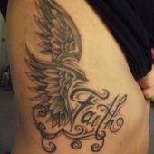 tatuaż na boku skrzydła