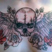 tatuaż róże z czaszką i skrzydłami