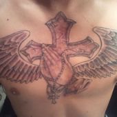 skrzydła z krzyżem na piersi