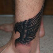 tatuaz skrzydło na nodze