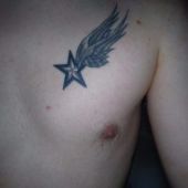 tatuaż skrzydło i gwiazda na piersi