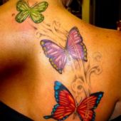 tatuaż kolorowe motyle na plecach