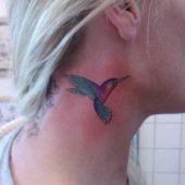 tatuaże na szyi koliber