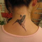 tatuaż koliber na szyi