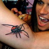 tatuaż pająk 3d na bicepsie