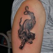 tatuaż puma na ramieniu