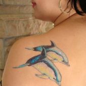 tatuaż delfiny na plecach