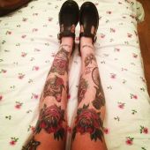 tatuaż róże na nogach