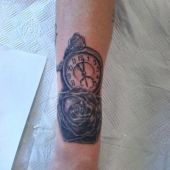 tatuaż róża i zegar
