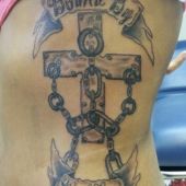 tatuaż z krzyżem na boku