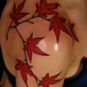 tatuaż czerwone liście na ramieniu