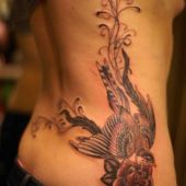 piękny tatuaż ptaka i róży na boku