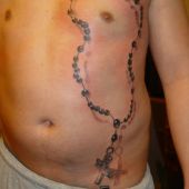 tatuaż różaniec 3d na piersi