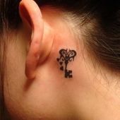 tatuaż klucz za uchem