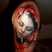 tatuaż kobieta z papierosem