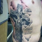 tatuaże na boku krzyż