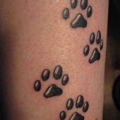 tatuaż psie łapki