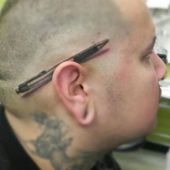 tatuaż długopis 3d nad uchem