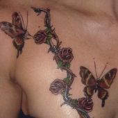 motyle i róże na piersi