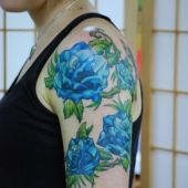 niebieskie róże na ramieniu