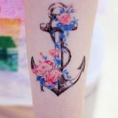 tatuaż kotwica z kwiatami