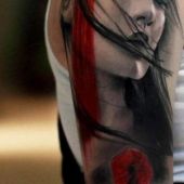 tatuaż na ramieniu twarz kobiety