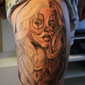 tatuaż twarz kobiety na udzie